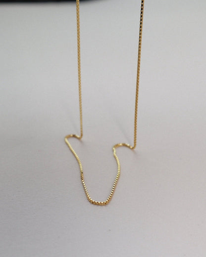 'Betsy' Box 18" Chain