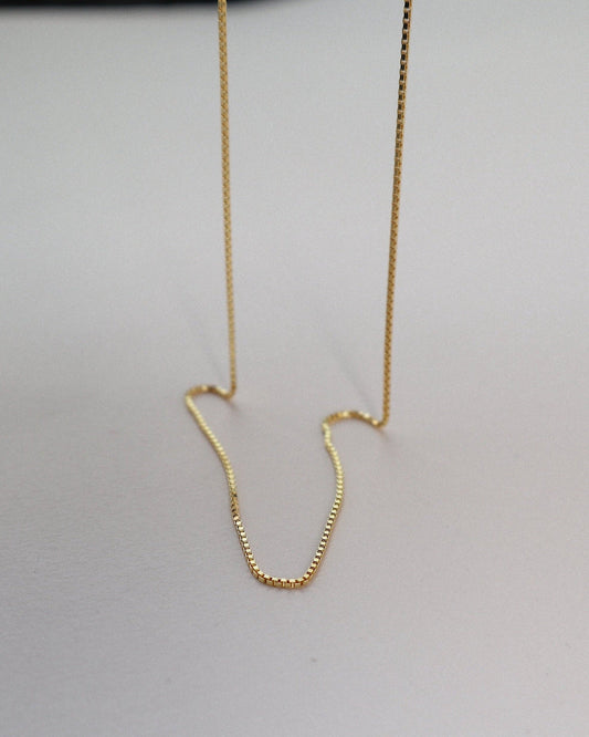 'Betsy' Box 18" Chain